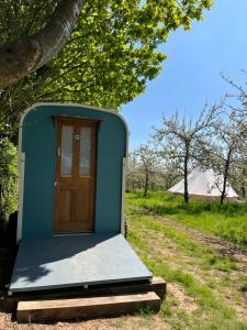Bowhayes Farm - Camping & Glamping - Bell Tents - Cider Orchard外面的花园