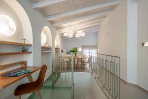 Un comedor con mesa y sillas en On Luxury Chania, en La Canea