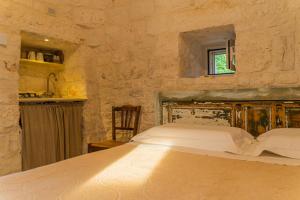 A bed or beds in a room at Trulli Francesca Ciclovia Még 37 kép