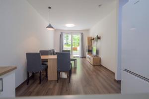 una cucina e una sala da pranzo con tavolo e sedie di Corvin Modern Two Bedroom Apartment FREE PARKING a Budapest