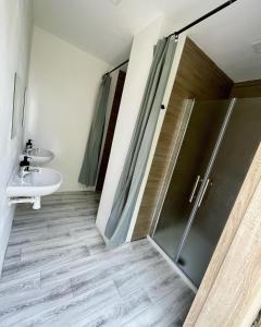 La salle de bains est pourvue d'une douche et d'un lavabo. dans l'établissement Kemp Pod Lipami, à Dolní Bečva