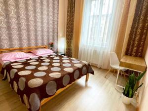 sypialnia z łóżkiem i dużym oknem w obiekcie Aпартаменти в центрі, дві кімнати w Lwowie