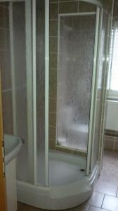 Un baño de Hotel Smaragd