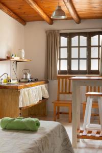 una cucina con letto e tavolo in una camera di Monoambiente Colibrí a Capilla del Monte