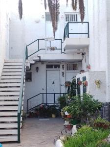 een gebouw met een trap naar een deur bij Eureka 133 in Costa Del Silencio