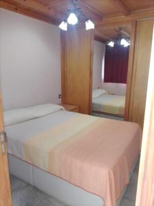 een slaapkamer met een groot bed en een spiegel bij Eureka 133 in Costa Del Silencio