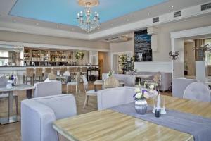 a restaurant with tables and chairs and a bar at Hotel Wodnik in Wrocław