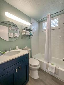 ein Badezimmer mit einem WC, einem Waschbecken und einer Badewanne in der Unterkunft Thunderbird Beach Resort in St Pete Beach