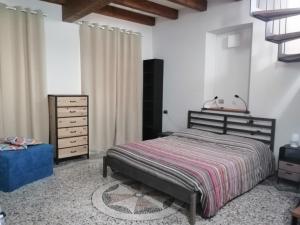 une chambre avec un lit et une commode dans l'établissement La Corte di Suna, à Verbania