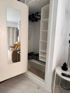 um quarto com um armário com um espelho e uma cama em Estudio con piscina a 200 m de la playa em Benalmadena Costa
