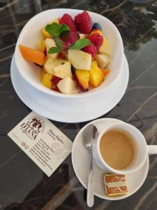 un bol de fruta y una taza de café sobre una mesa en B&B DIANA, en Pordenone