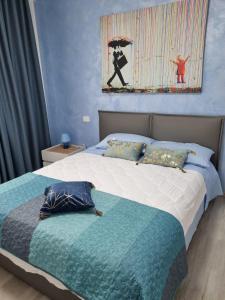 een slaapkamer met 2 bedden en een schilderij aan de muur bij B&B DIANA in Pordenone