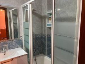 ein Bad mit einer Dusche und einem Waschbecken in der Unterkunft Bella Vista in Ramales de la Victoria