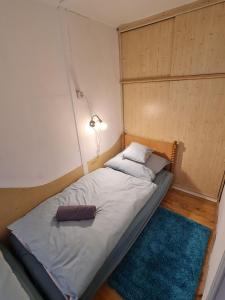 Un pat sau paturi într-o cameră la Nébel Vendégház