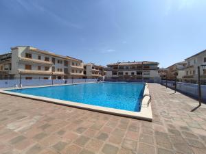 Bazén v ubytovaní Apartamento cómodo a 300 metros de la playa alebo v jeho blízkosti