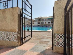 Bazén v ubytovaní Apartamento cómodo a 300 metros de la playa alebo v jeho blízkosti