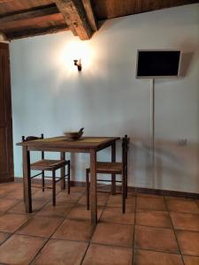 Televízia a/alebo spoločenská miestnosť v ubytovaní Allotjament rural Cal Xato