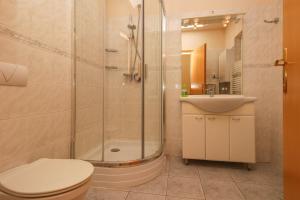 Koupelna v ubytování 399 - Modern szállás, vízparti apartmanban