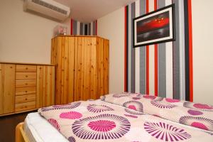 Postel nebo postele na pokoji v ubytování 399 - Modern szállás, vízparti apartmanban