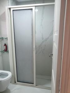 Un baño con ducha de cristal con inodoro. en Garden Beach Sidi Rahal, en Sidi Rahal 14 fotos más