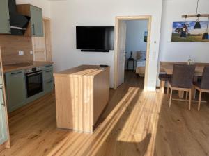 Dapur atau dapur kecil di Berglisl - direkt an der Schipiste! Neue Ferienwohnung mit Sauna