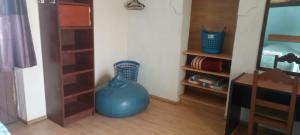 un jarrón azul sentado en el suelo en una habitación en Hostal don Felipe en Guadalajara