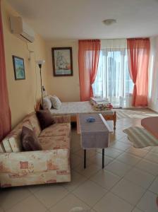 布尔加斯Студио Слънчево утро的客厅里有一张沙发和一张桌子。