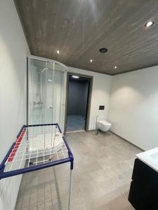 een grote badkamer met een douche en een toilet bij Resvegen 63 in Stranda