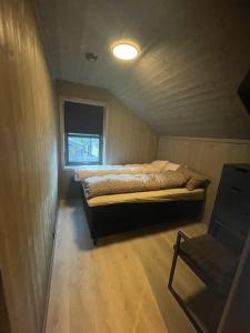 ein Schlafzimmer mit einem Bett in einem Zimmer mit einem Fenster in der Unterkunft Resvegen 63 in Stranda