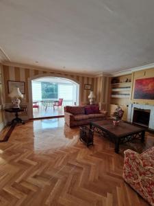 sala de estar amplia con suelo de madera en La Casona Imperial, en Alpedrete