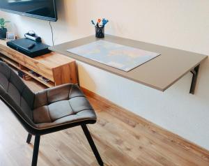 a table and a chair in a room at Die Praxis - Wohnen als Therapie in Arnstadt