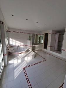 baño grande con bañera en el centro de la habitación en La Casona Imperial, en Alpedrete