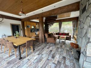 伐爾薩的住宿－Mountain Chalets Valča，客厅配有桌子和沙发