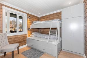 Двуетажно легло или двуетажни легла в стая в Delikat og innbydende leilighet