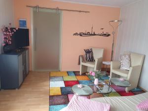 ein Wohnzimmer mit einem Sofa und einem Tisch in der Unterkunft Ferienhaus Kabitschke in Dobbrikow