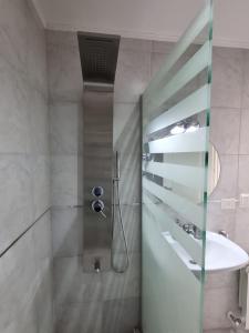 a bathroom with a shower and a sink at Bariloche Modern Apartment Belgrano in San Carlos de Bariloche
