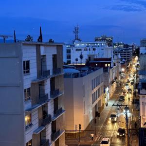een stadsstraat 's nachts met gebouwen en auto's bij Entre Rosas y Flores in Guatemala