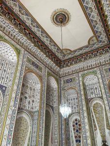 um quarto com um tecto com um lustre em Jahangir Boutique Bukhara em Bukhara