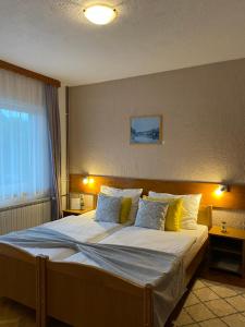- une chambre avec un grand lit et des oreillers jaunes dans l'établissement M&N Zafran, à Grabovac