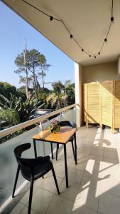 a patio with a table and chairs on a balcony at Avenida Aconquija Suites YB in Yerba Buena