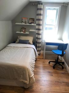 Schlafzimmer mit einem Bett, einem Schreibtisch und einem Fenster in der Unterkunft Entire detached 3-bedrooms cute home in Cornwall area in Cornwall