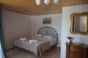 Schlafzimmer mit einem Bett und einem Spiegel in der Unterkunft Guest House Ilto in Akhmety
