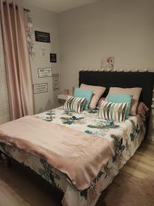 Un pat sau paturi într-o cameră la Chambre à louer proche circuit