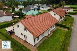 een luchtzicht op een huis met een oranje dak bij Wald und See Dargun 16B in Dargun