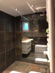 een badkamer met een wastafel en een spiegel bij Apartament Głowackiego 8 in Gdynia