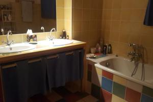 a bathroom with two sinks and a bath tub at chambre à la campagne Saint André de Chalencon in Saint-André-de-Chalençon