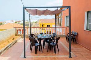 a patio with a table and chairs on a balcony at Live Guanches de Candelaria in Candelaria
