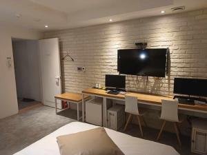 TV a/nebo společenská místnost v ubytování Hotel Yaja Hwajeong Station