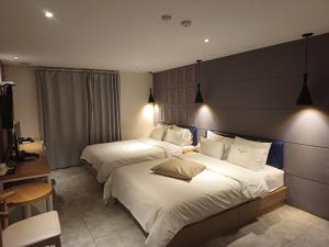 Säng eller sängar i ett rum på Hotel Yaja Hwajeong Station