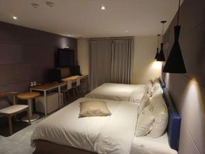 Postel nebo postele na pokoji v ubytování Hotel Yaja Hwajeong Station